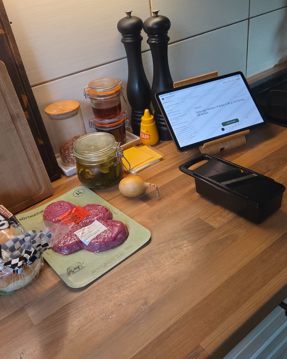 Lördagens bänk: färs, ost, lök, egna pickles och receptet i Kockläget