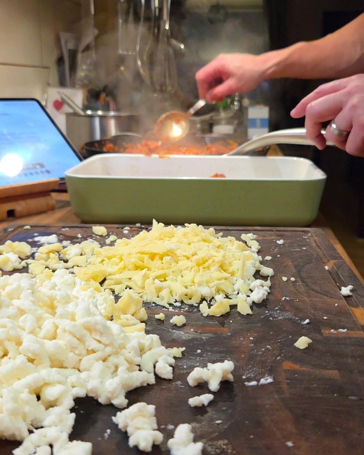 Lasagnen varvas medan osten väntar på bänken